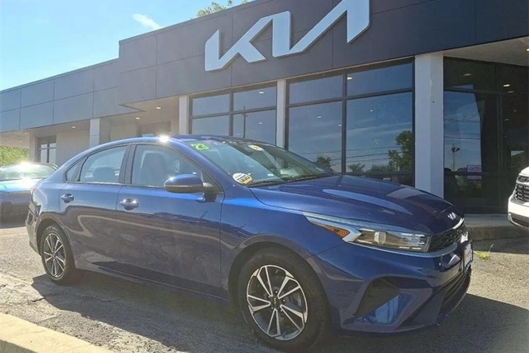 2023 Kia Forte LXS photo 1