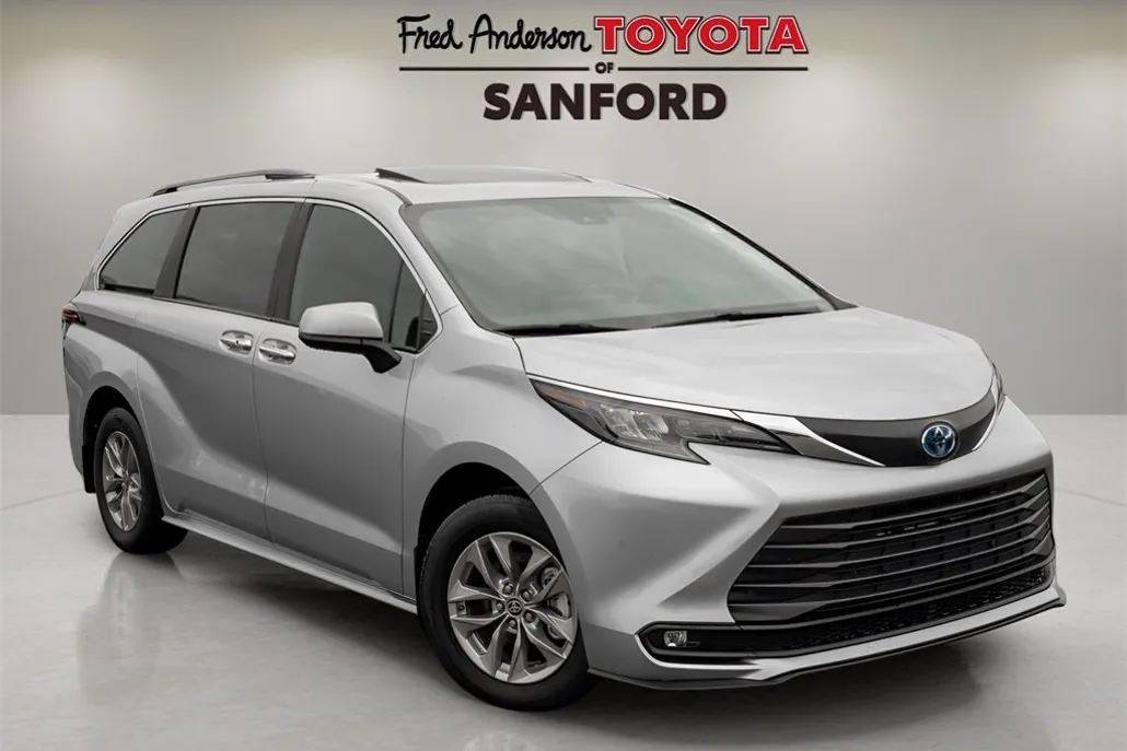 2025 Toyota Sienna XLE photo 1