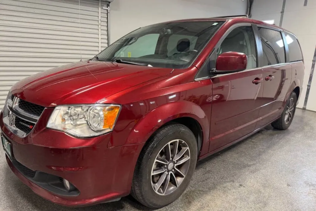 2017 Dodge Grand Caravan SXT photo 1