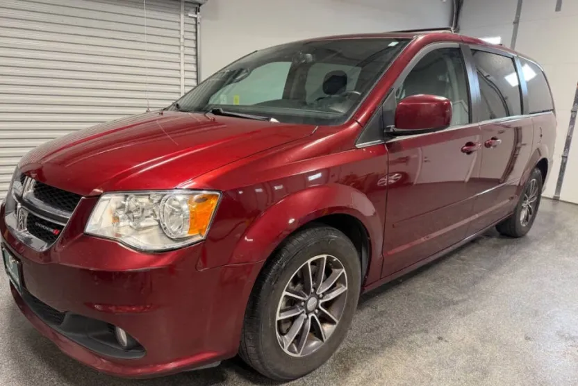 2017 Dodge Grand Caravan SXT photo 1