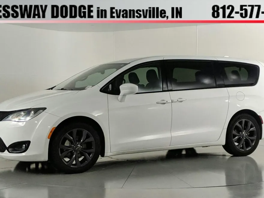 2018 Chrysler Pacifica Touring Plus photo 1