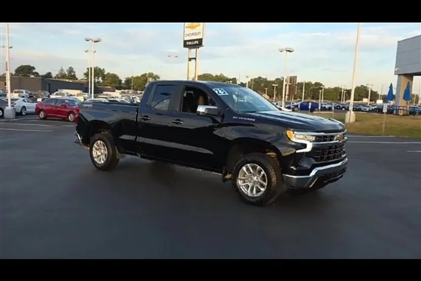 2023 Chevrolet Silverado 1500 LT photo 1