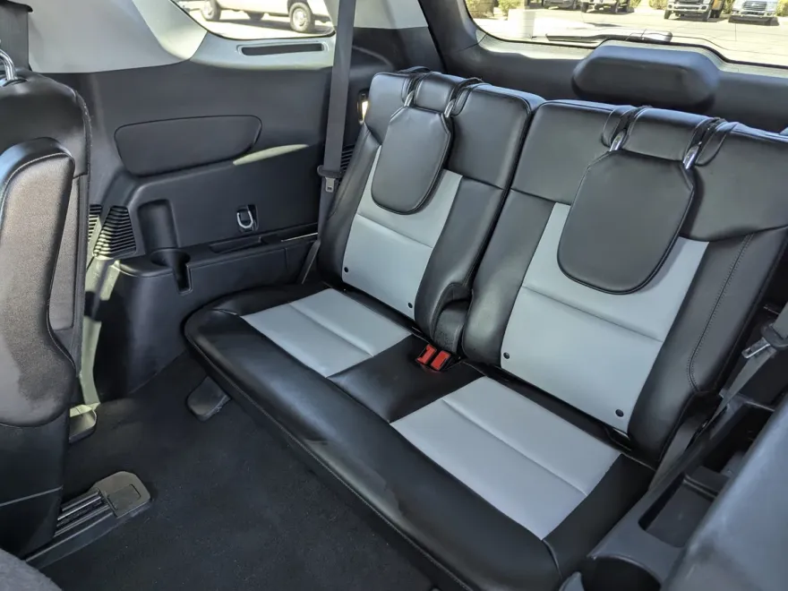 2023 Ford Explorer XLT photo 1