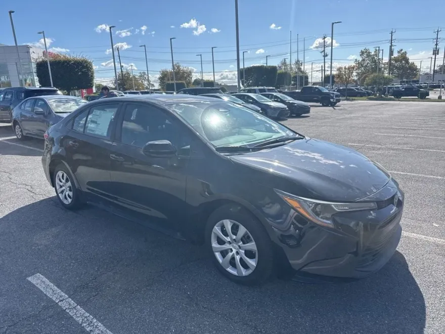 2025 Toyota Corolla LE photo 1