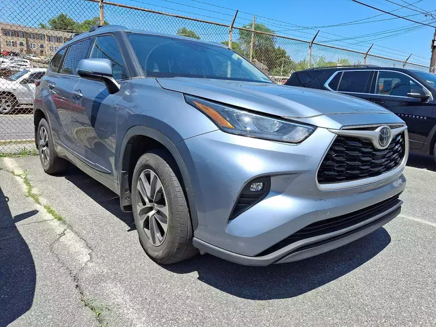 2020 Toyota Highlander XLE photo 1