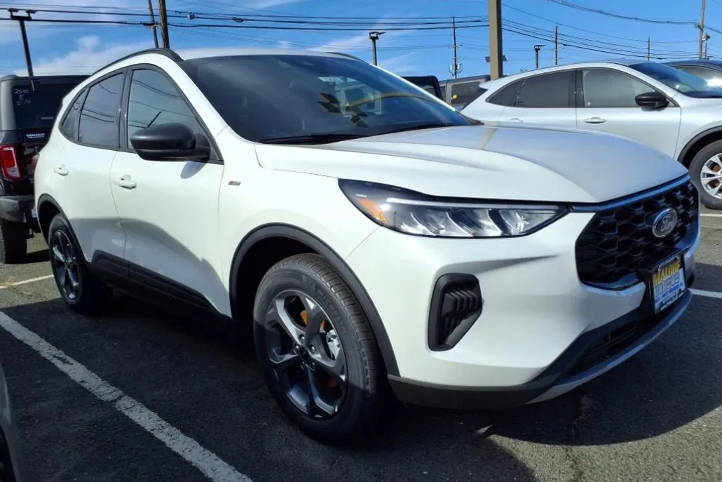 2025 Ford Escape ST-Line photo 1