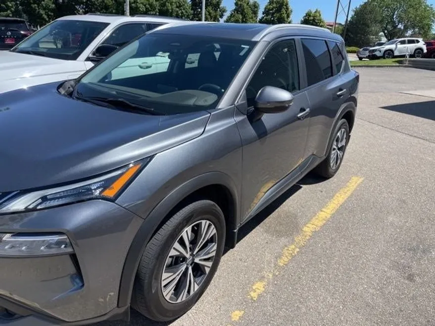 2022 Nissan Rogue SV photo 1