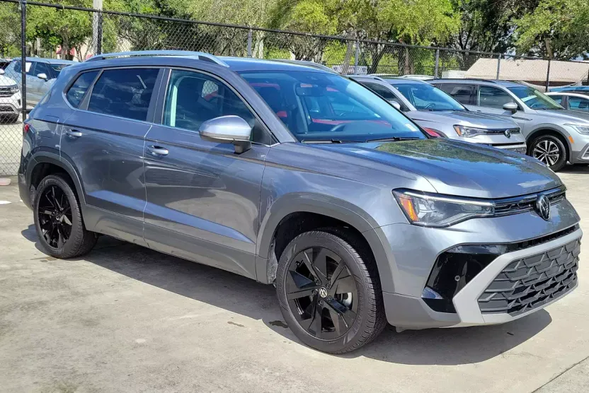 2025 Volkswagen Taos SE photo 1