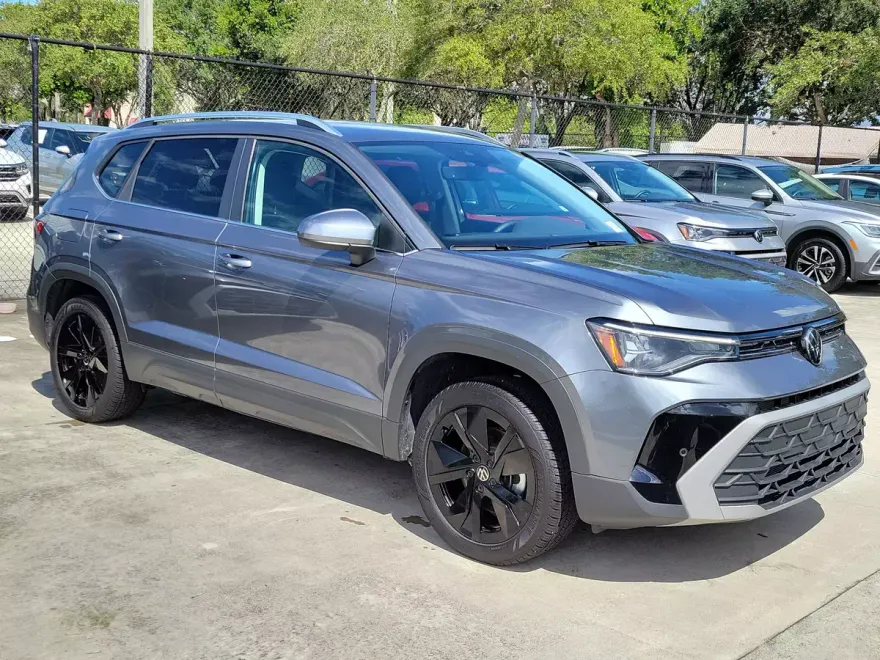 2025 Volkswagen Taos SE photo 1