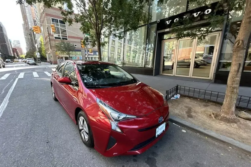 2016 Toyota Prius Four photo 1