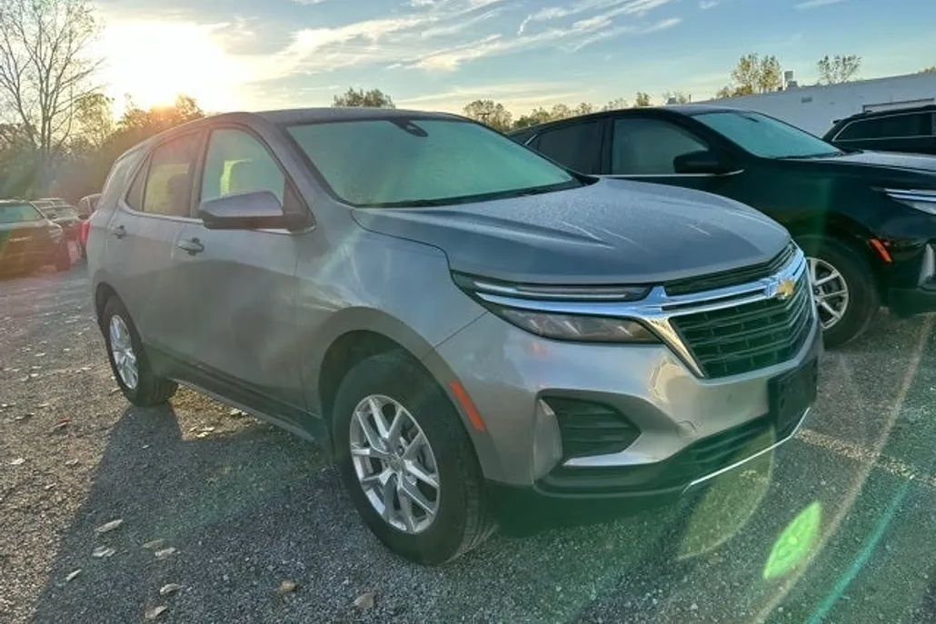 2024 Chevrolet Equinox LT photo 1