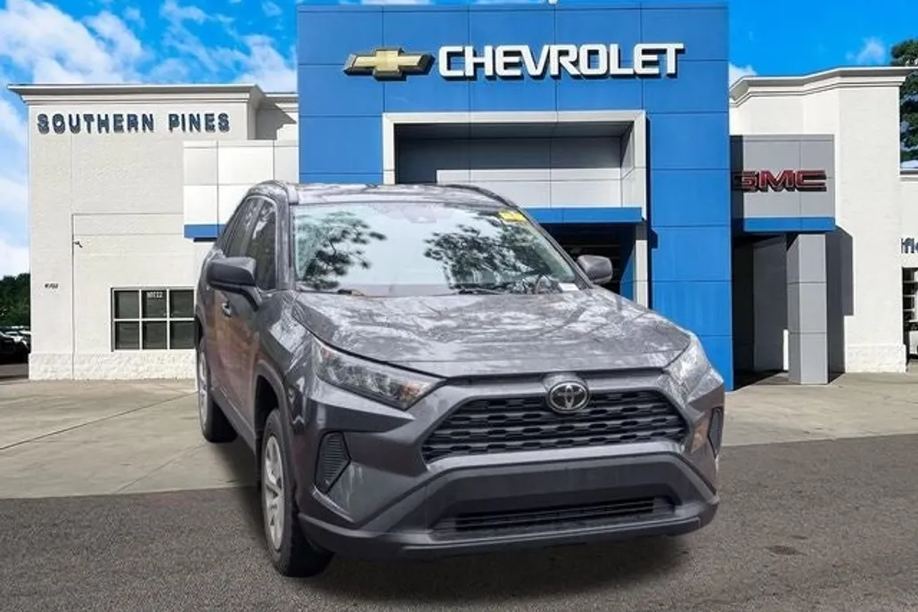 2020 Toyota RAV4 LE photo 1