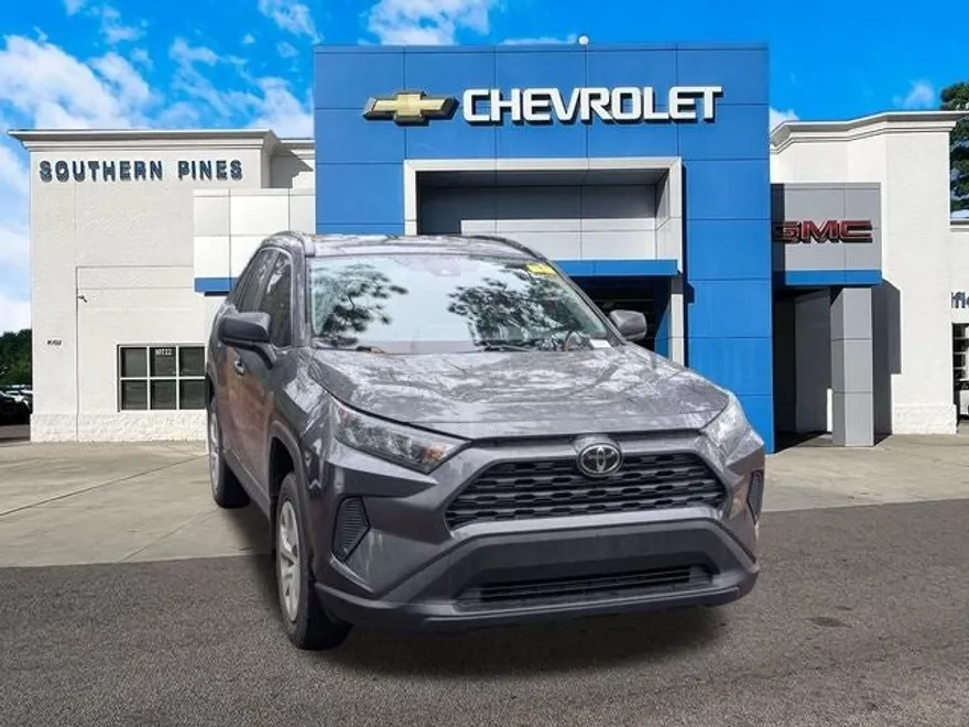 2020 Toyota RAV4 LE photo 1