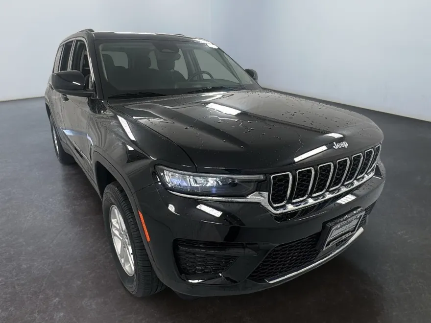 2022 Jeep Grand Cherokee Laredo photo 1