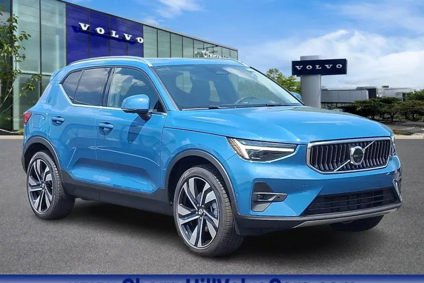 2025 Volvo XC40 photo 1