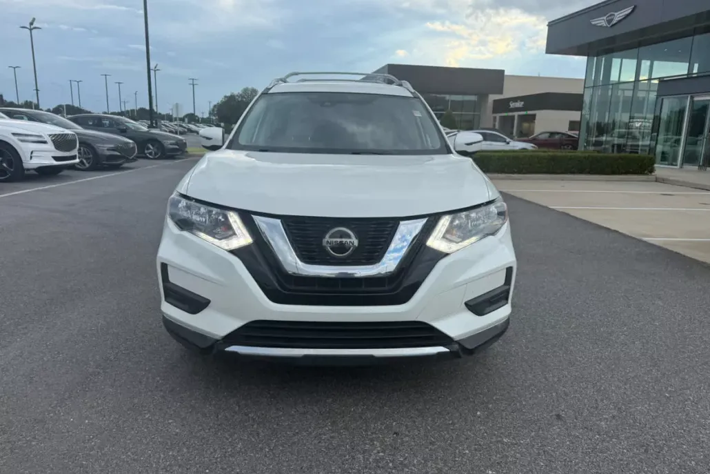 2020 Nissan Rogue SV photo 1