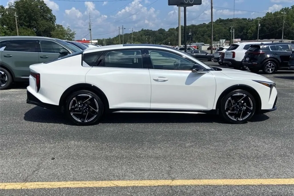 2025 Kia K4 GT-Line photo 1