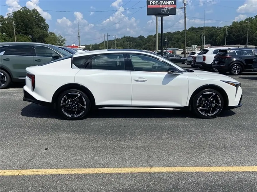 2025 Kia K4 GT-Line photo 1