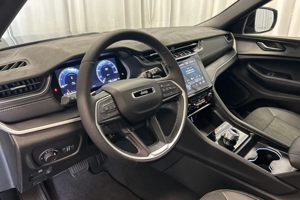 2025 Jeep Grand Cherokee Altitude photo 1