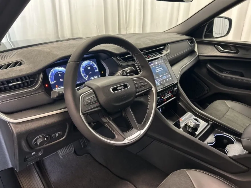 2025 Jeep Grand Cherokee Altitude photo 1
