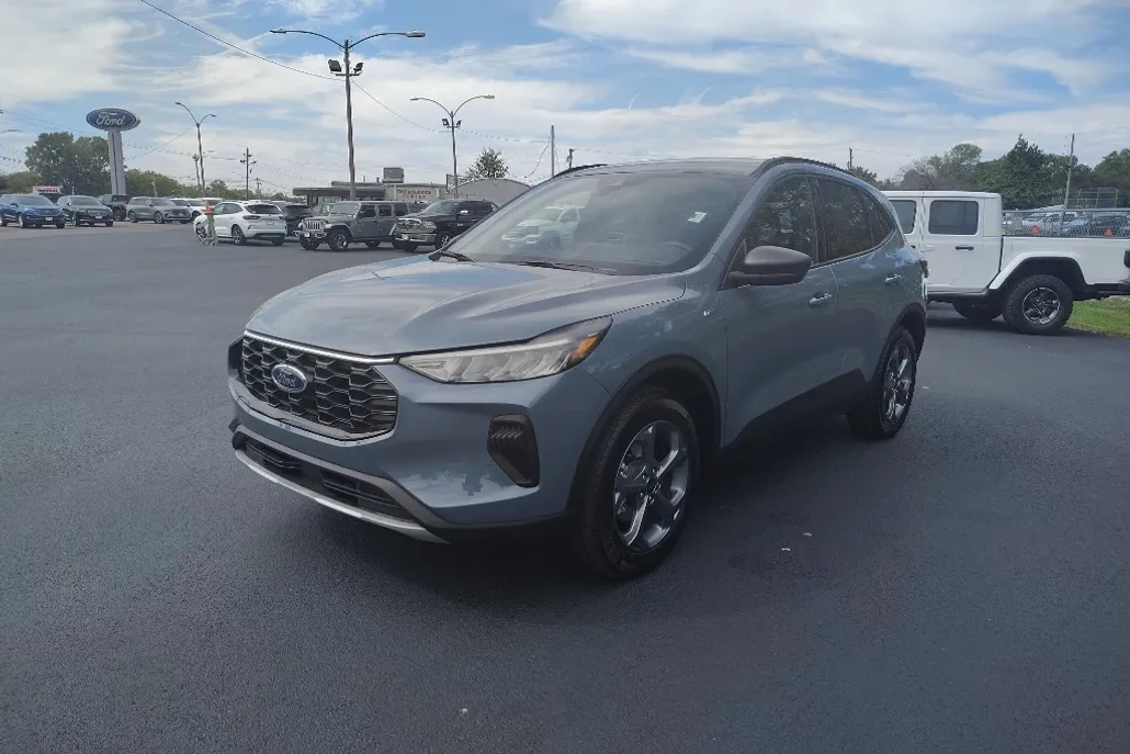 2025 Ford Escape ST-Line photo 1