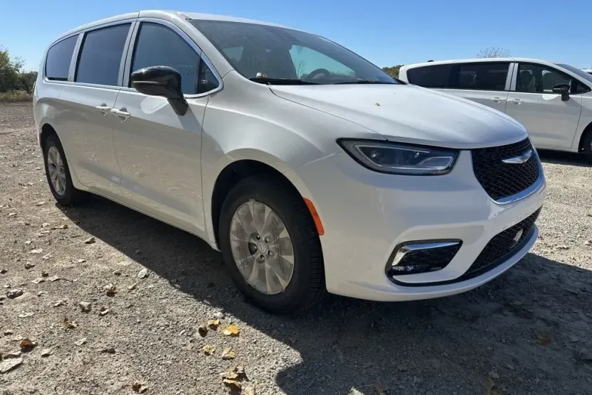 2026 Chrysler Pacifica photo 1