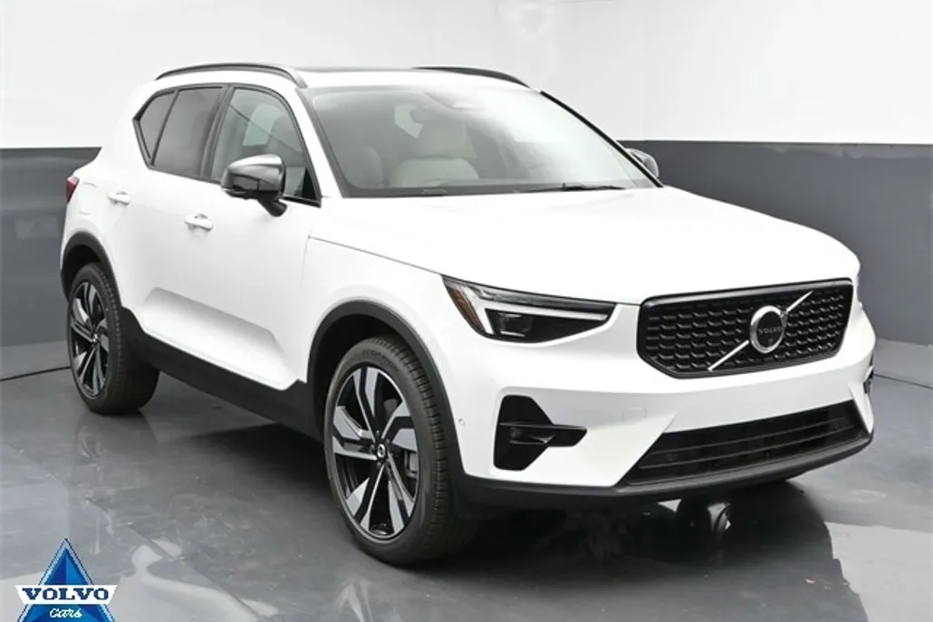 2025 Volvo XC40 Plus photo 1