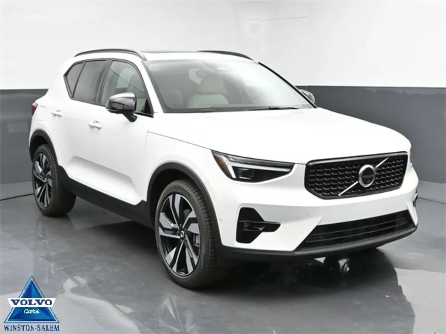 2025 Volvo XC40 Plus photo 1