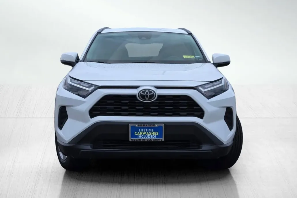 2022 Toyota RAV4 XLE photo 1