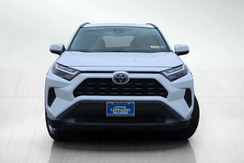 2022 Toyota RAV4 XLE photo 1