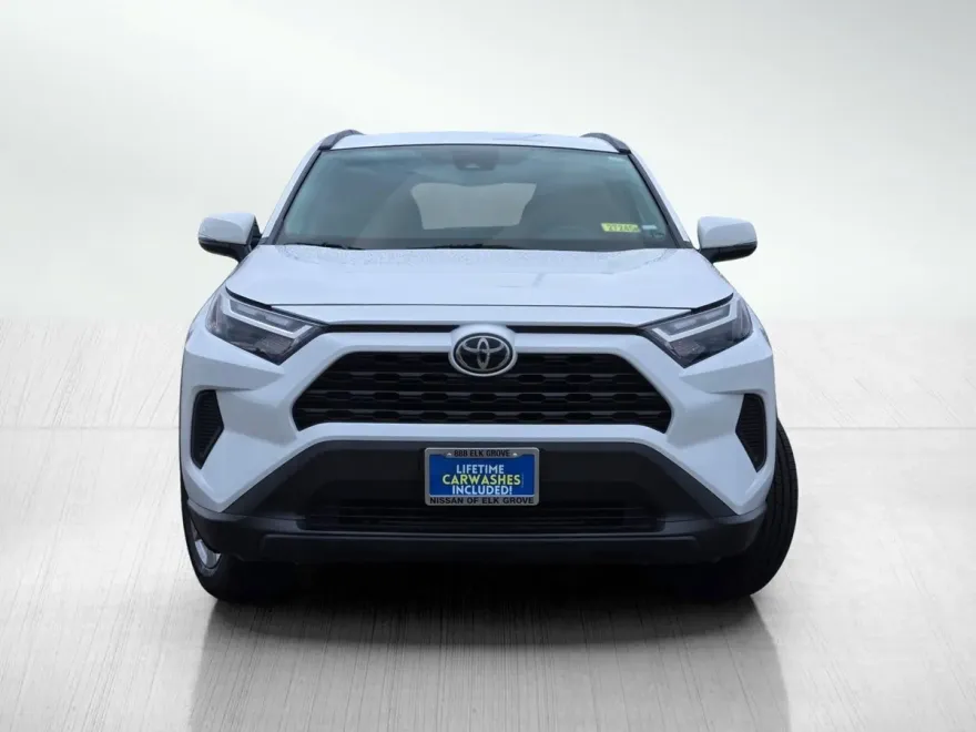 2022 Toyota RAV4 XLE photo 1