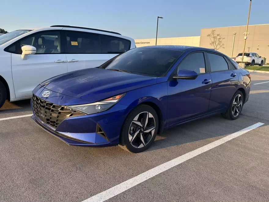 2023 Hyundai Elantra SEL photo 1