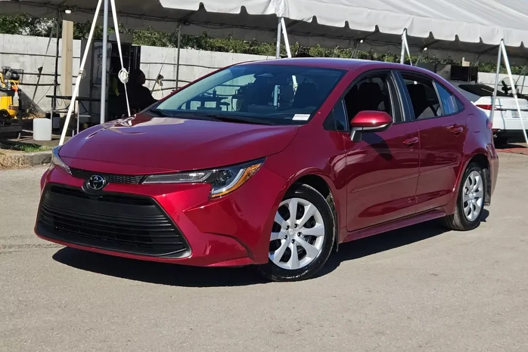 2025 Toyota Corolla LE photo 1