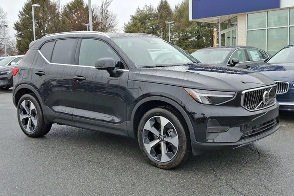 2025 Volvo XC40 Core photo 1
