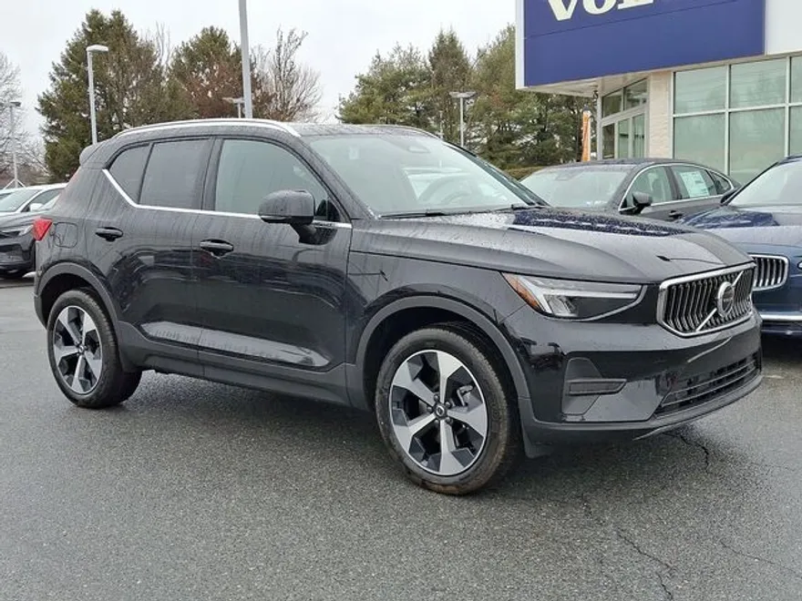 2025 Volvo XC40 Core photo 1
