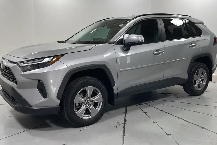 2024 Toyota RAV4 XLE photo 1