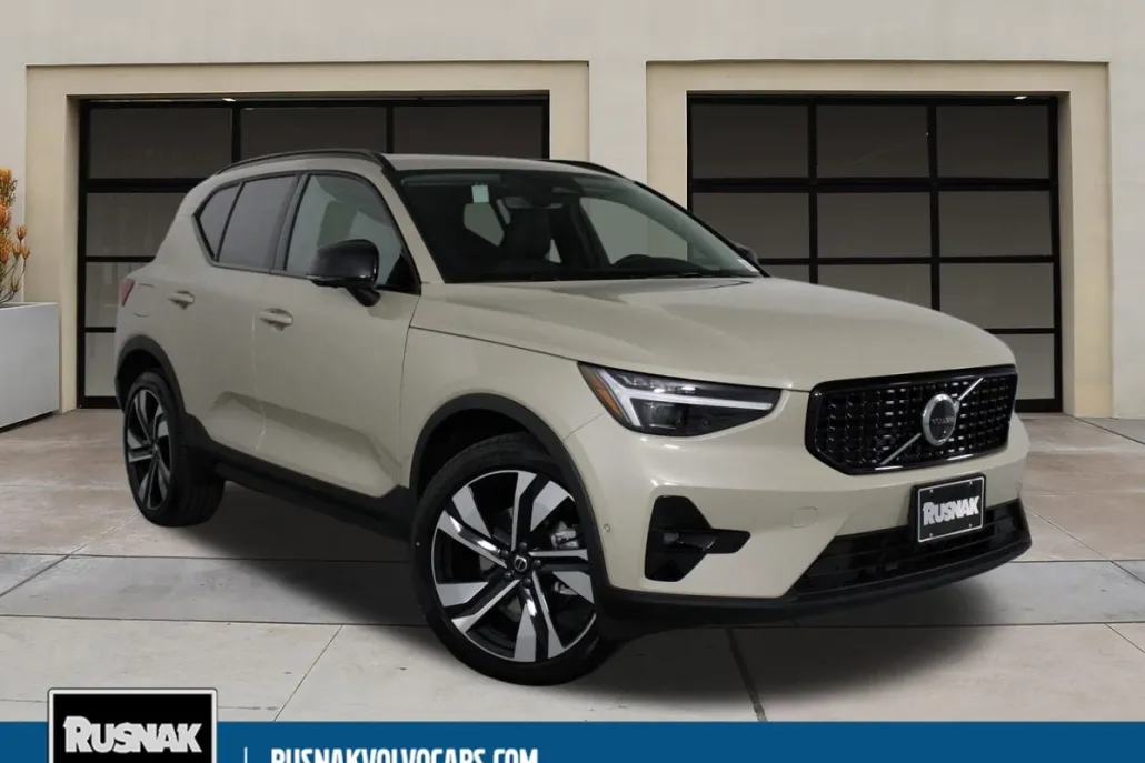 2025 Volvo XC40 photo 1