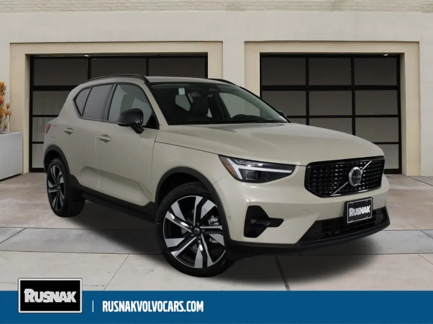 2025 Volvo XC40 photo 1