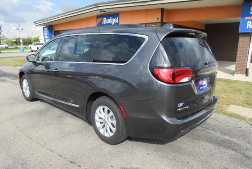 2017 Chrysler Pacifica Touring L photo 1