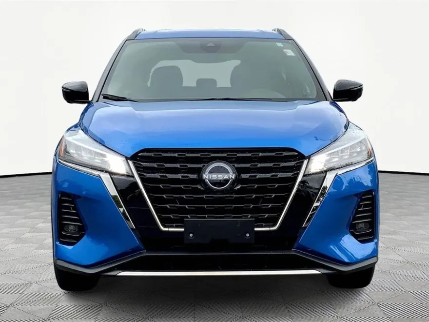 2023 Nissan Kicks SR photo 1