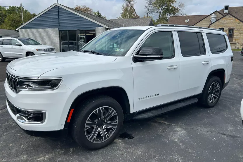 2023 Jeep Wagoneer Base photo 1