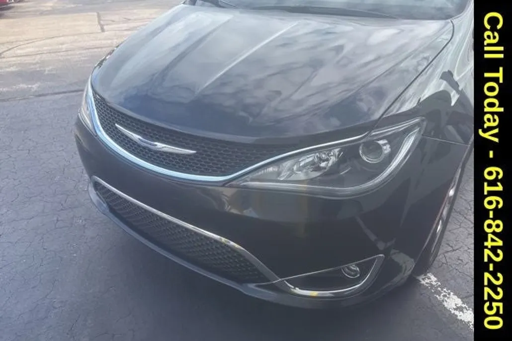 2018 Chrysler Pacifica Limited photo 1
