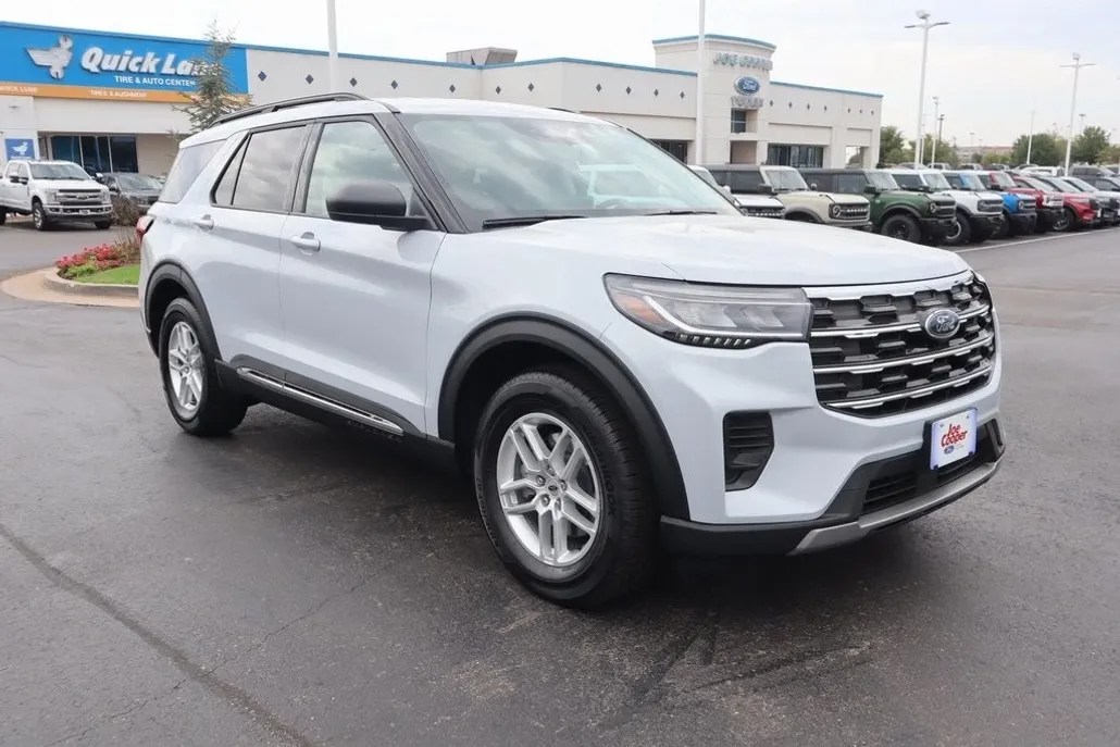 2025 Ford Explorer photo 1