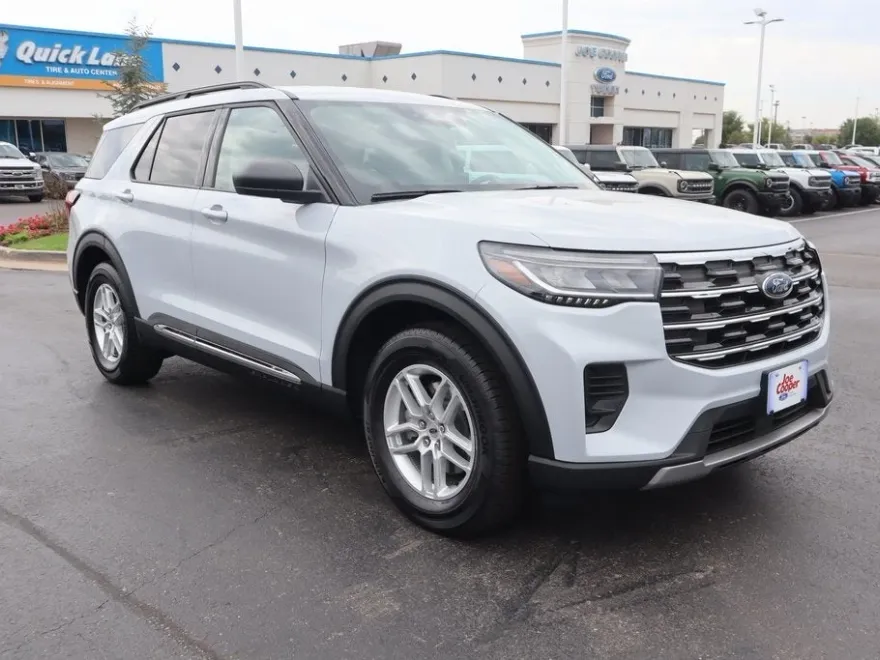 2025 Ford Explorer photo 1