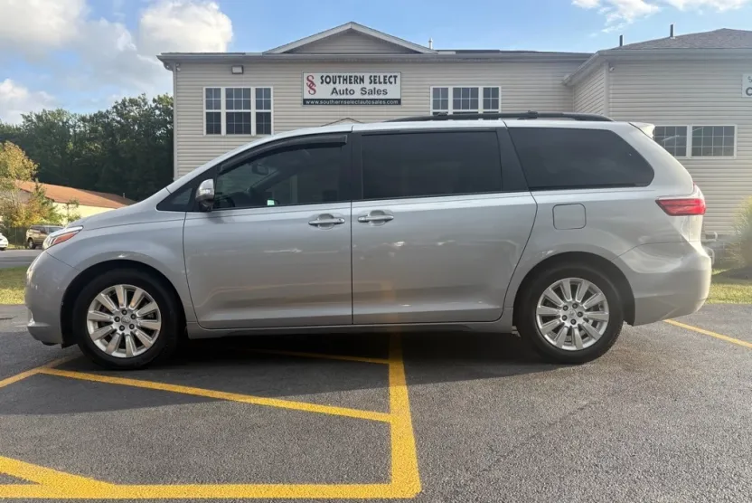2015 Toyota Sienna XLE photo 1