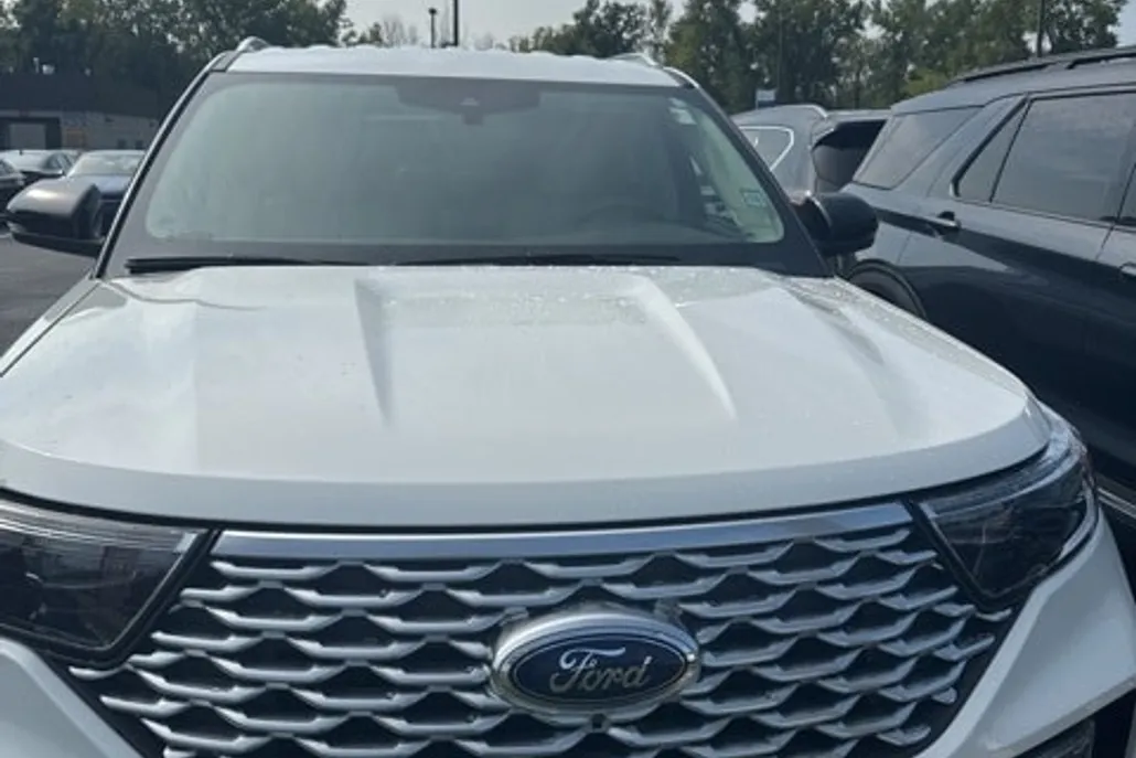 2022 Ford Explorer Platinum photo 1