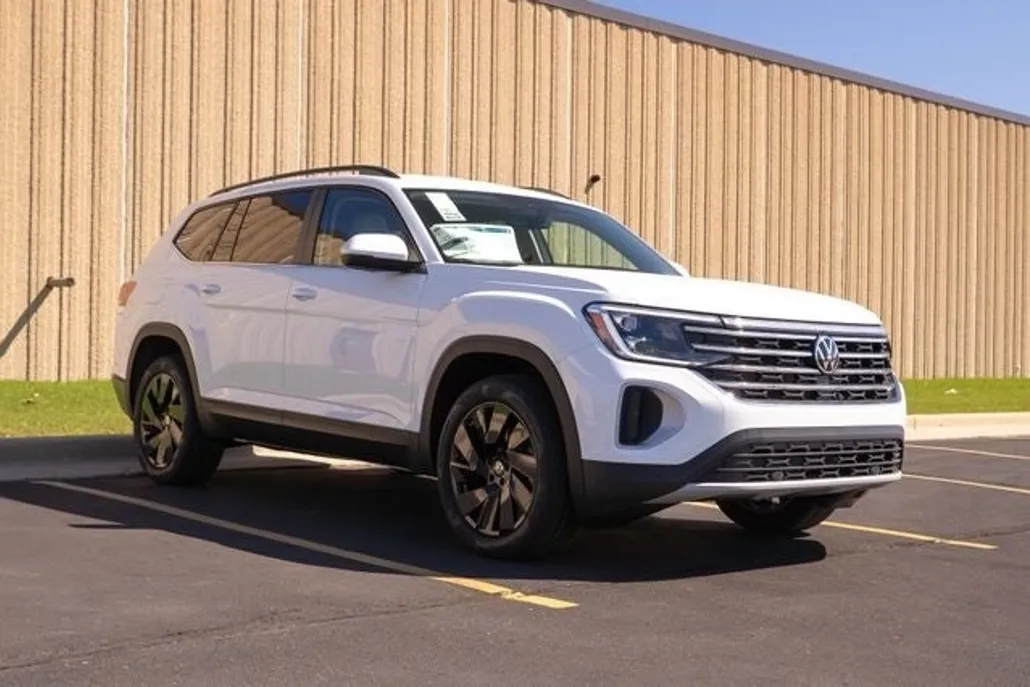 2025 Volkswagen Atlas SE photo 1