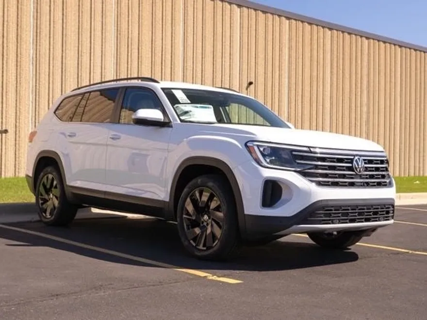 2025 Volkswagen Atlas SE photo 1
