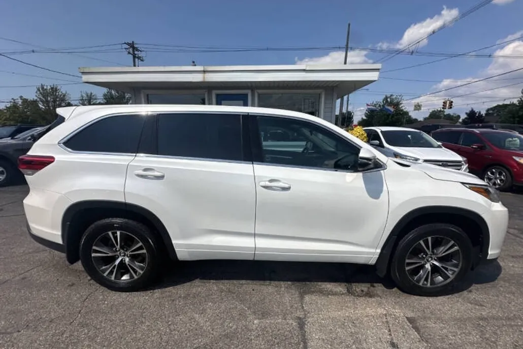 2017 Toyota Highlander LE Plus photo 1