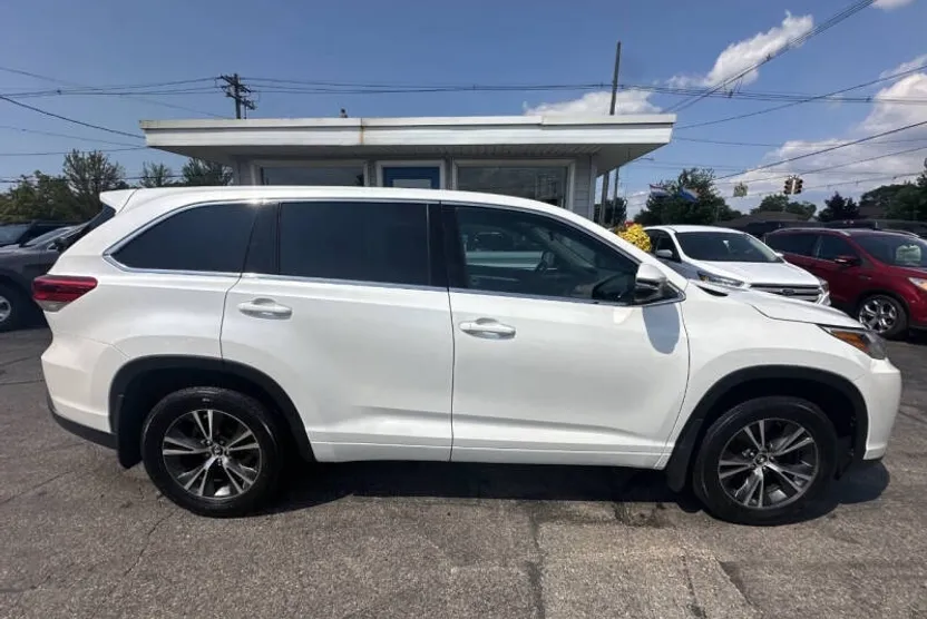 2017 Toyota Highlander LE Plus photo 1